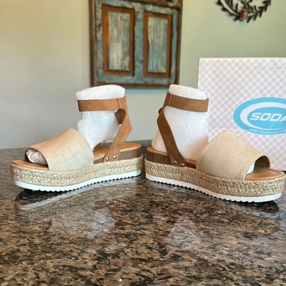 Soda Tan and Cream Espadrille Shoes with Platform Sole EUC 9